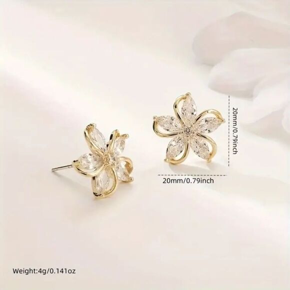 ✨🆕✨ Elegant Flower Rosegold Sparkling Earrings ✨ - Picture 5 of 10